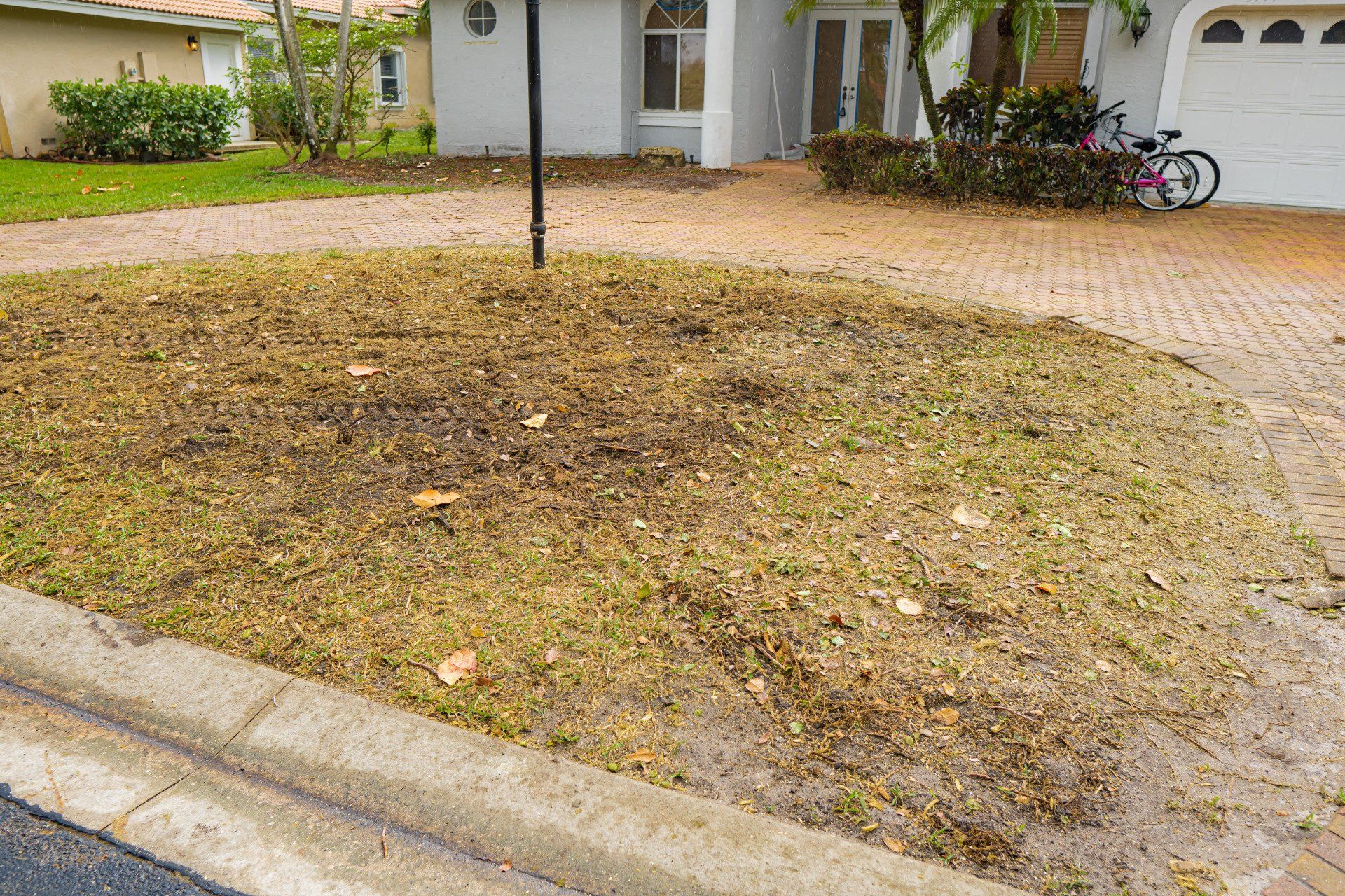 Taking all necessary precautions and using state-of-the-art equipment, our contractors have successfully carried out this emergency tree removal in Naples.