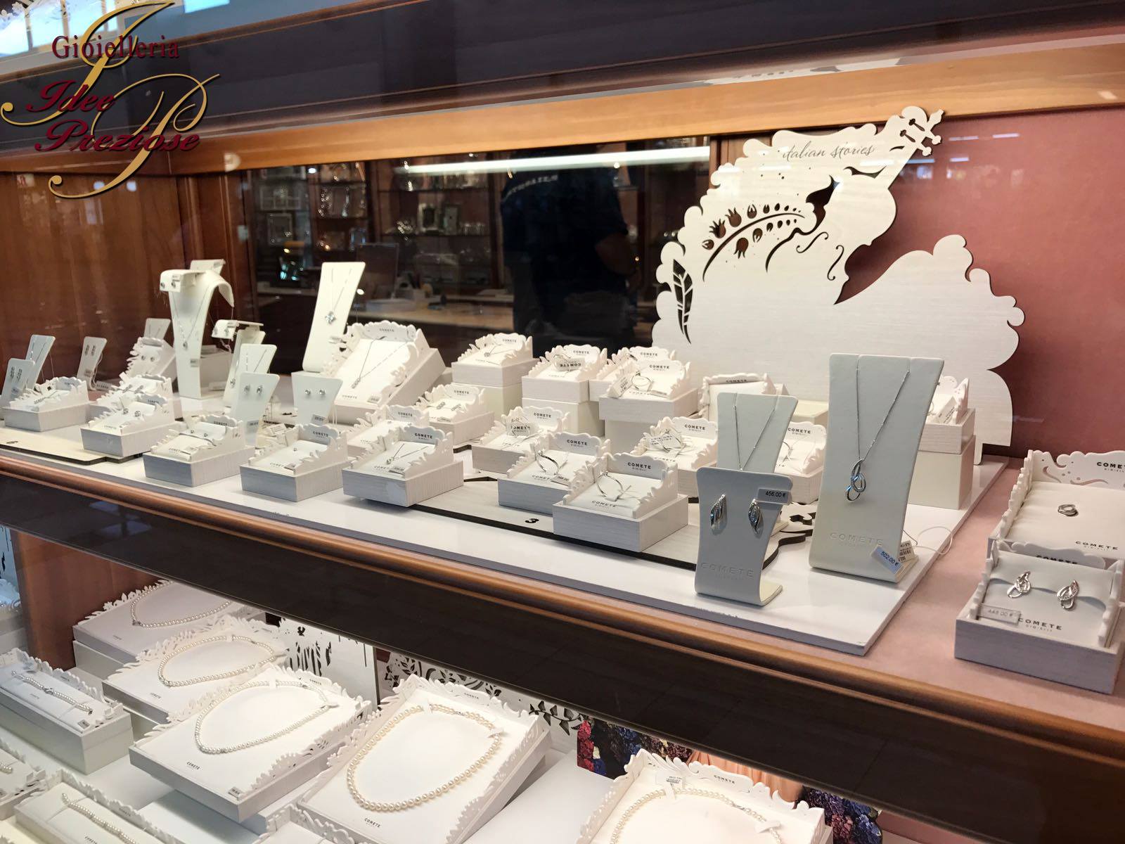 Vetrina con gioielli con brillanti