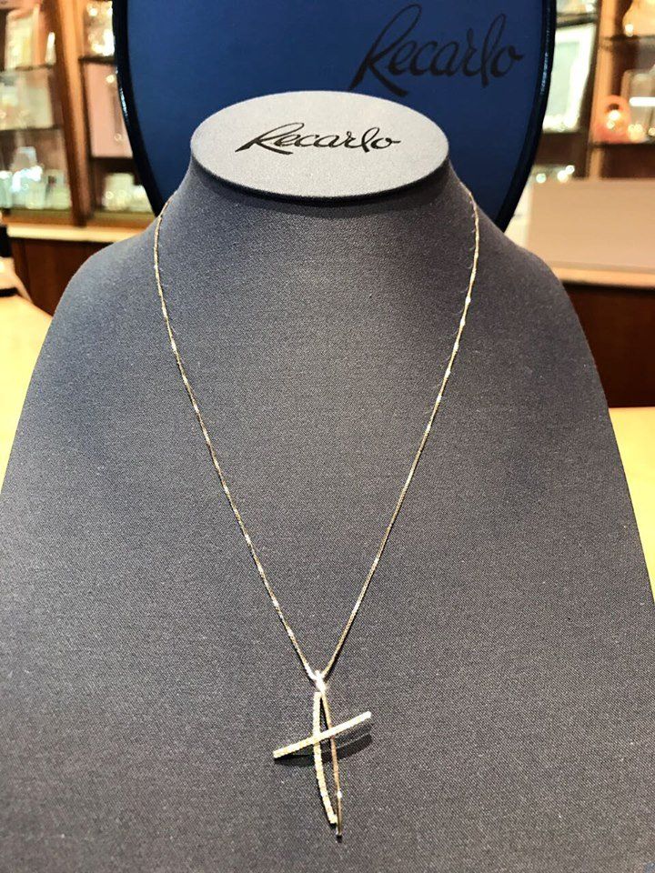 Ciondolo a croce in oro