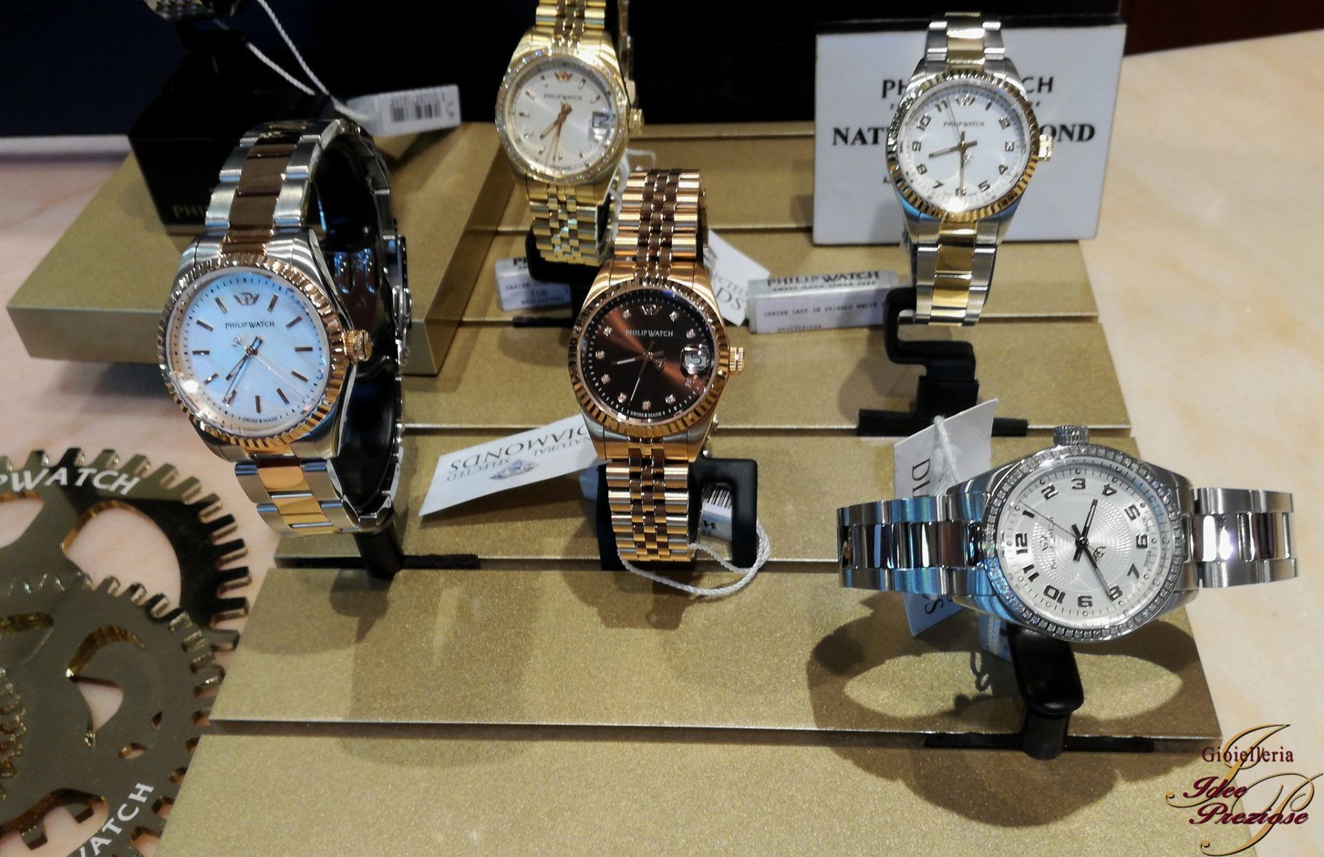 Orologi in esposizione con cinturino in metallo