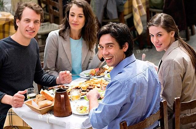 Distribuidora Colombia Ltda. grupo de personas en restaurante