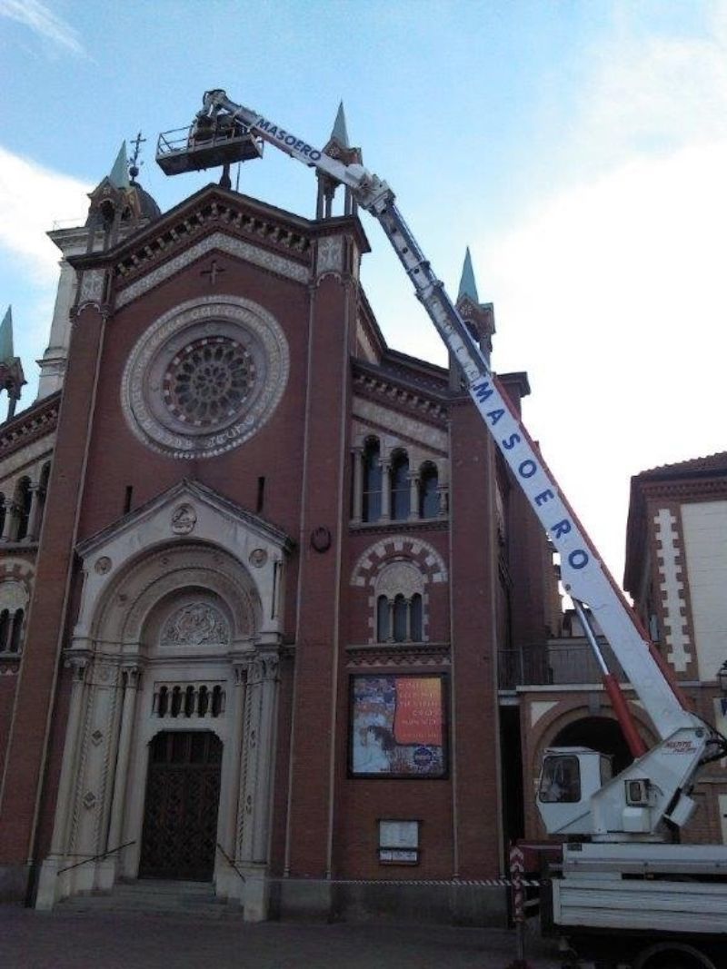 piattaforma verticale di 40 metri per restauro chiesa