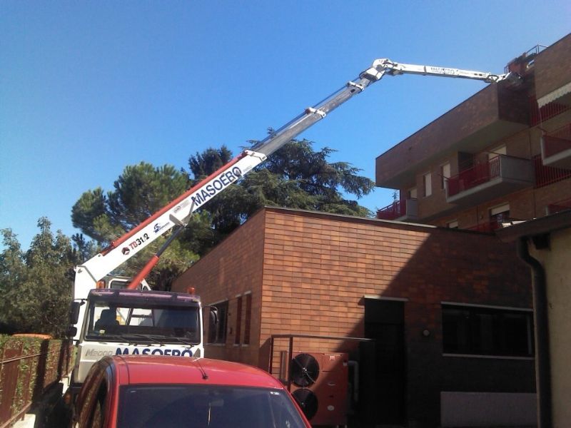 restauro di un edificio con piattaforma elevatrice di 31 metri