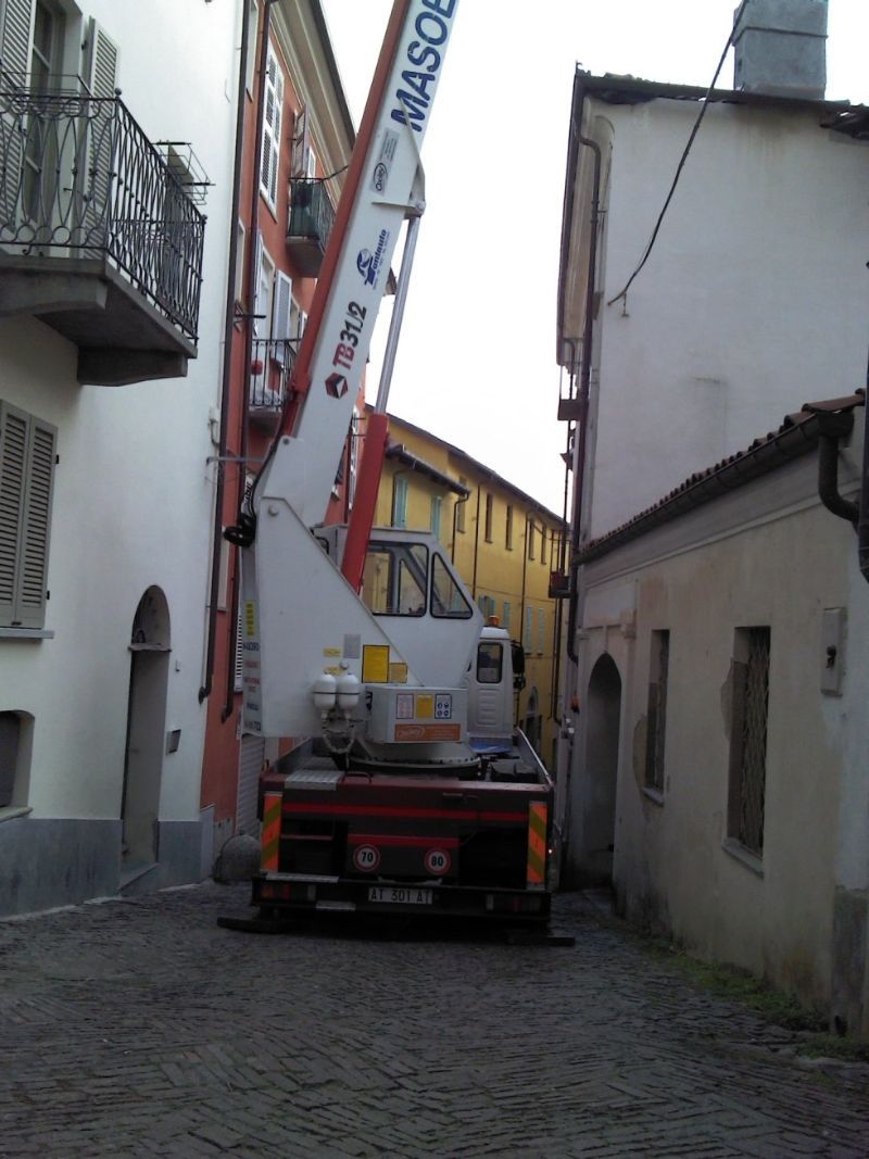 restauro di un edificio con piattaforma 31 metri