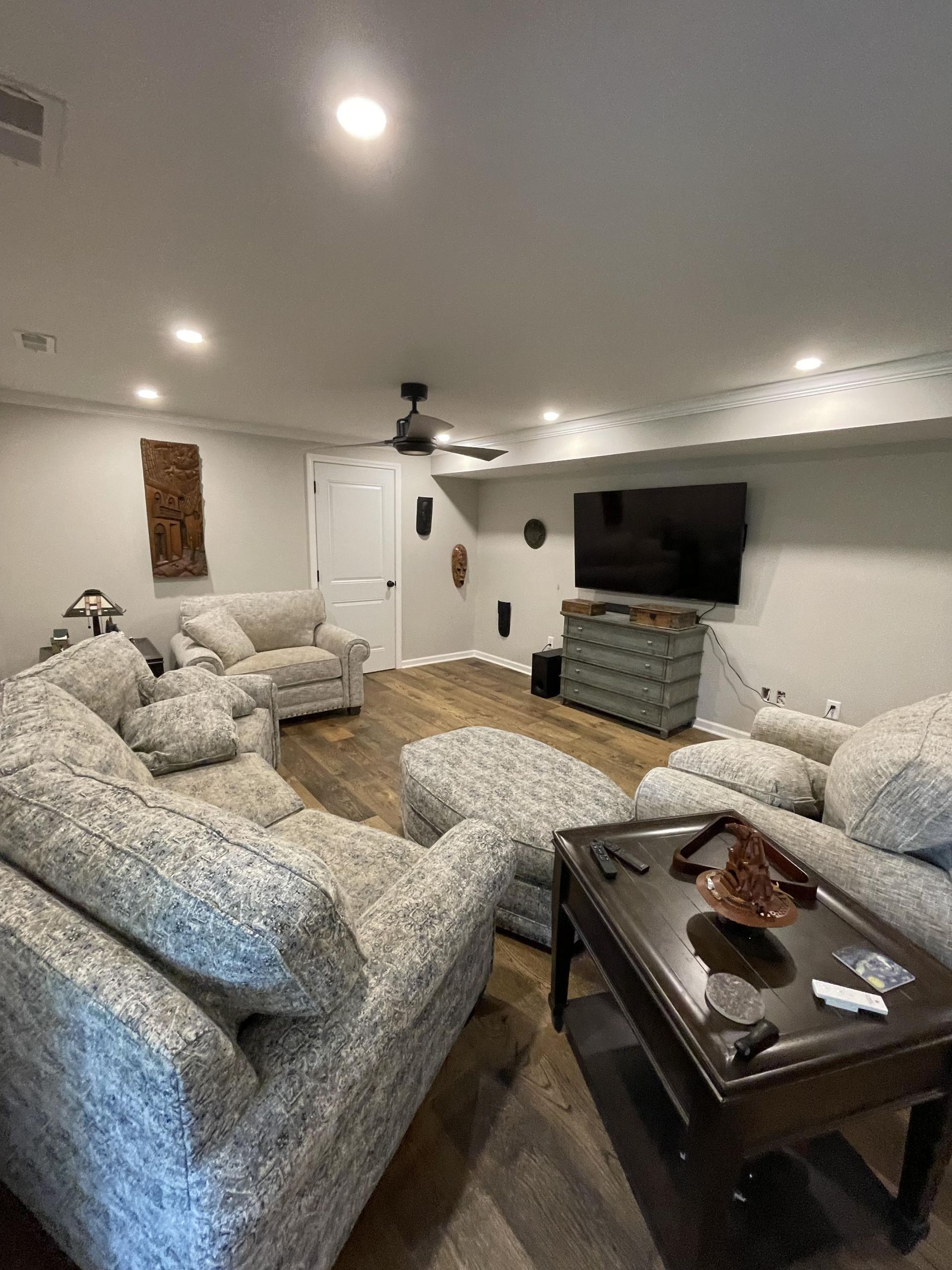 A living room filled with furniture and a flat screen tv.