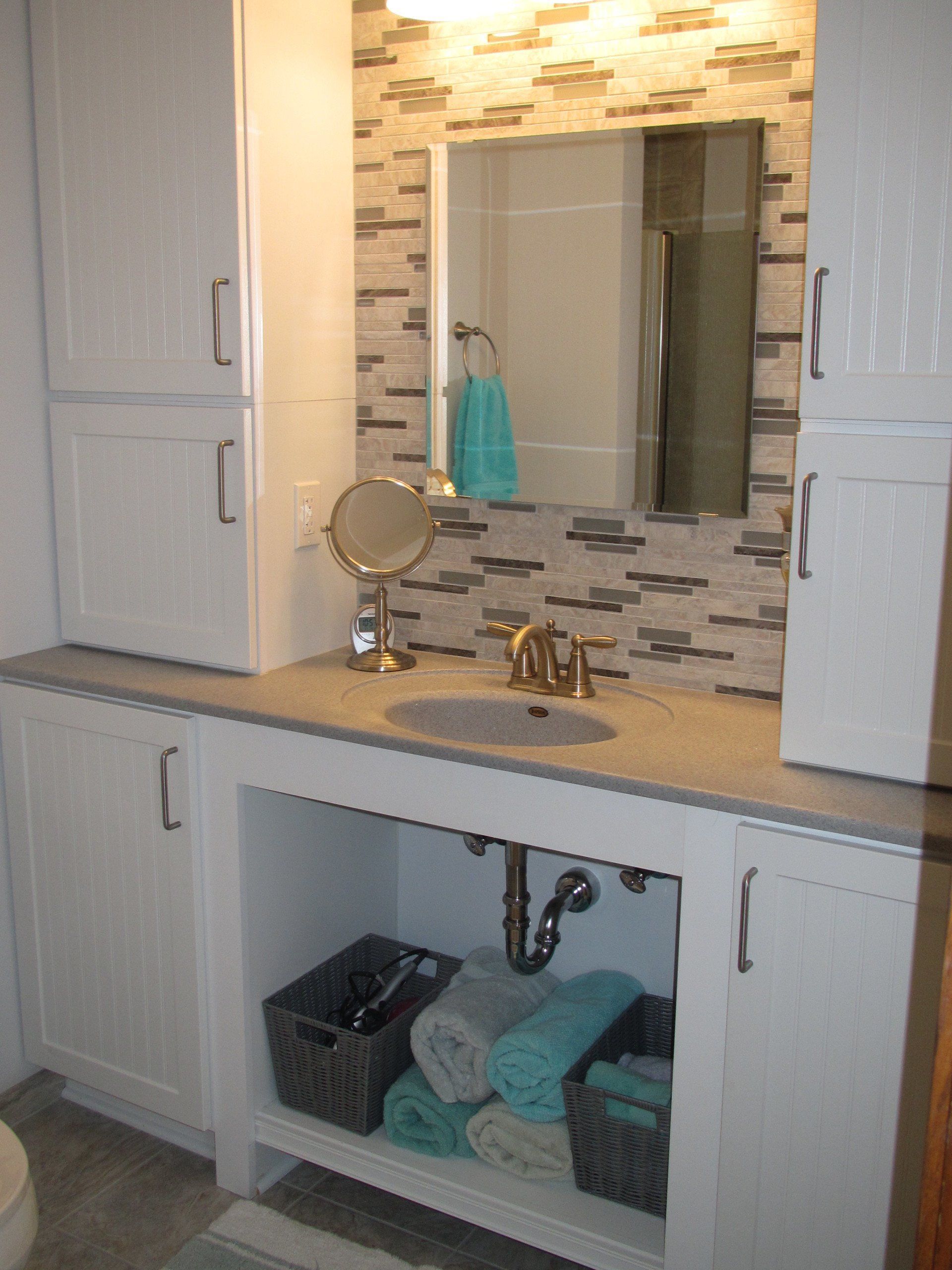 A bathroom with a sink and a mirror