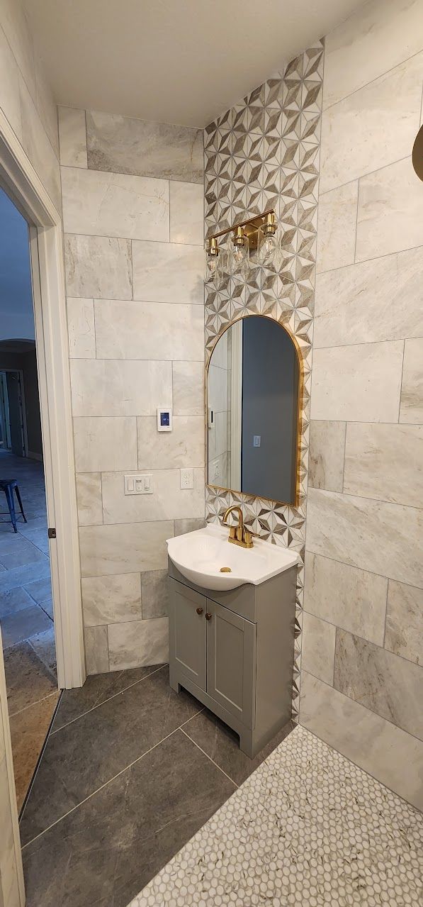 A bathroom with a sink and a mirror.
