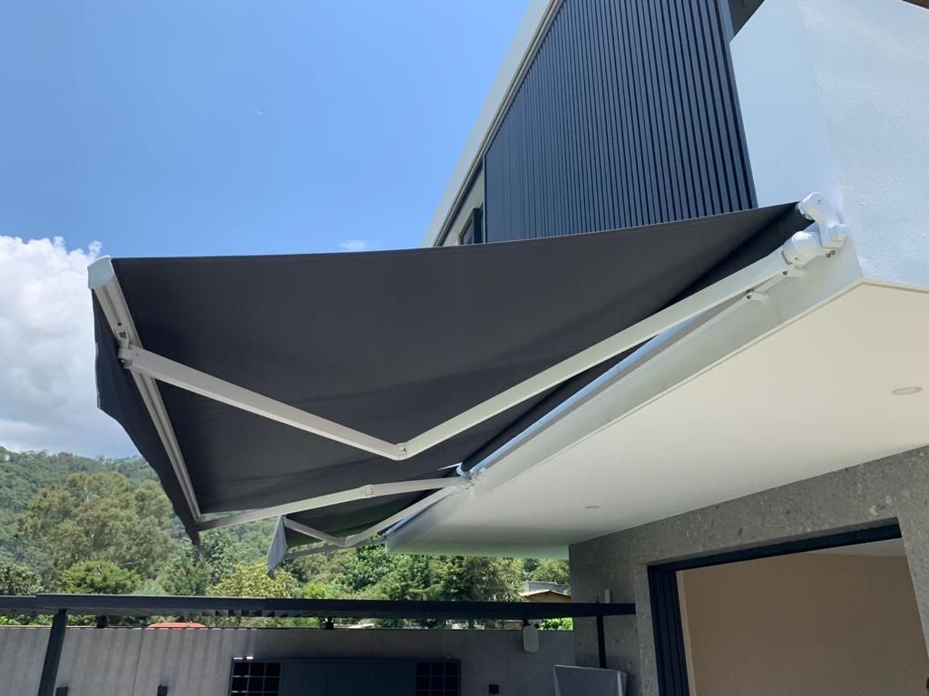 Un toldo negro está en el costado de un edificio.