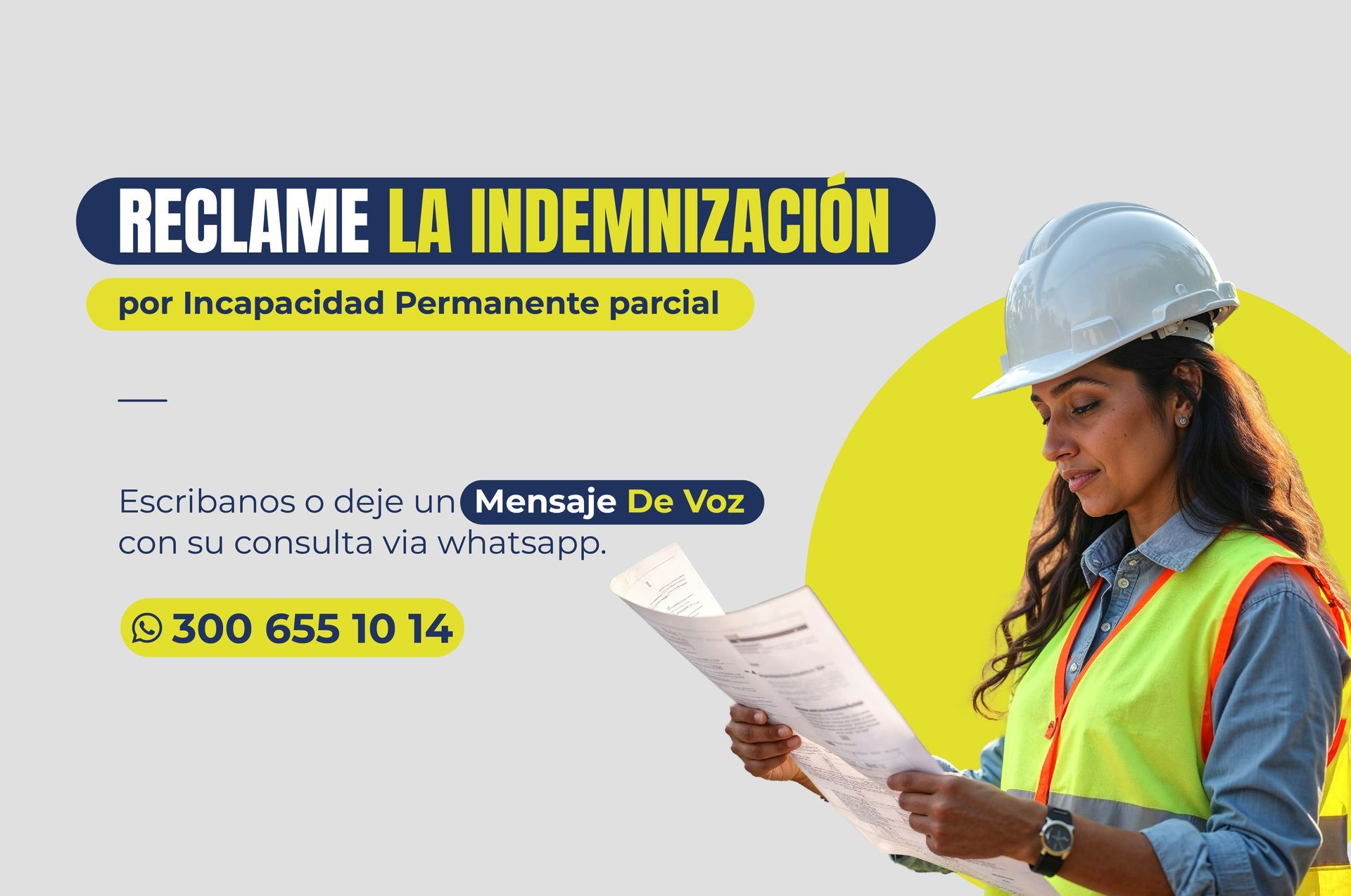 Una mujer que lleva un casco y un chaleco de seguridad sostiene un trozo de papel.