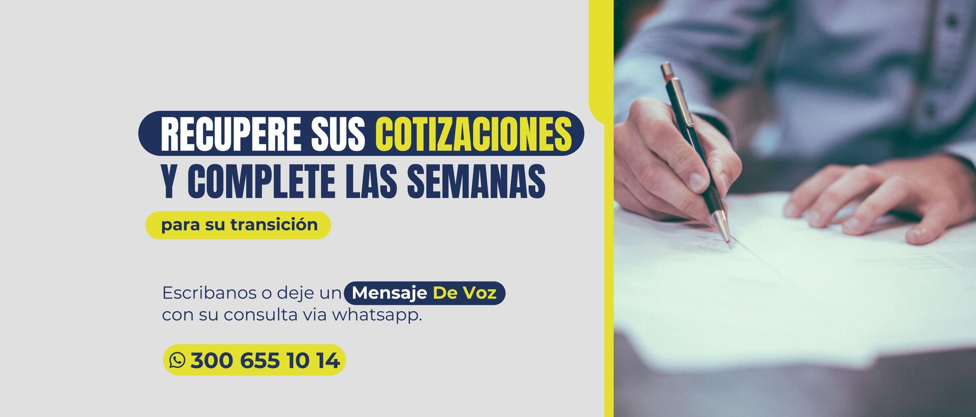 Un hombre está escribiendo en un trozo de papel con un bolígrafo.