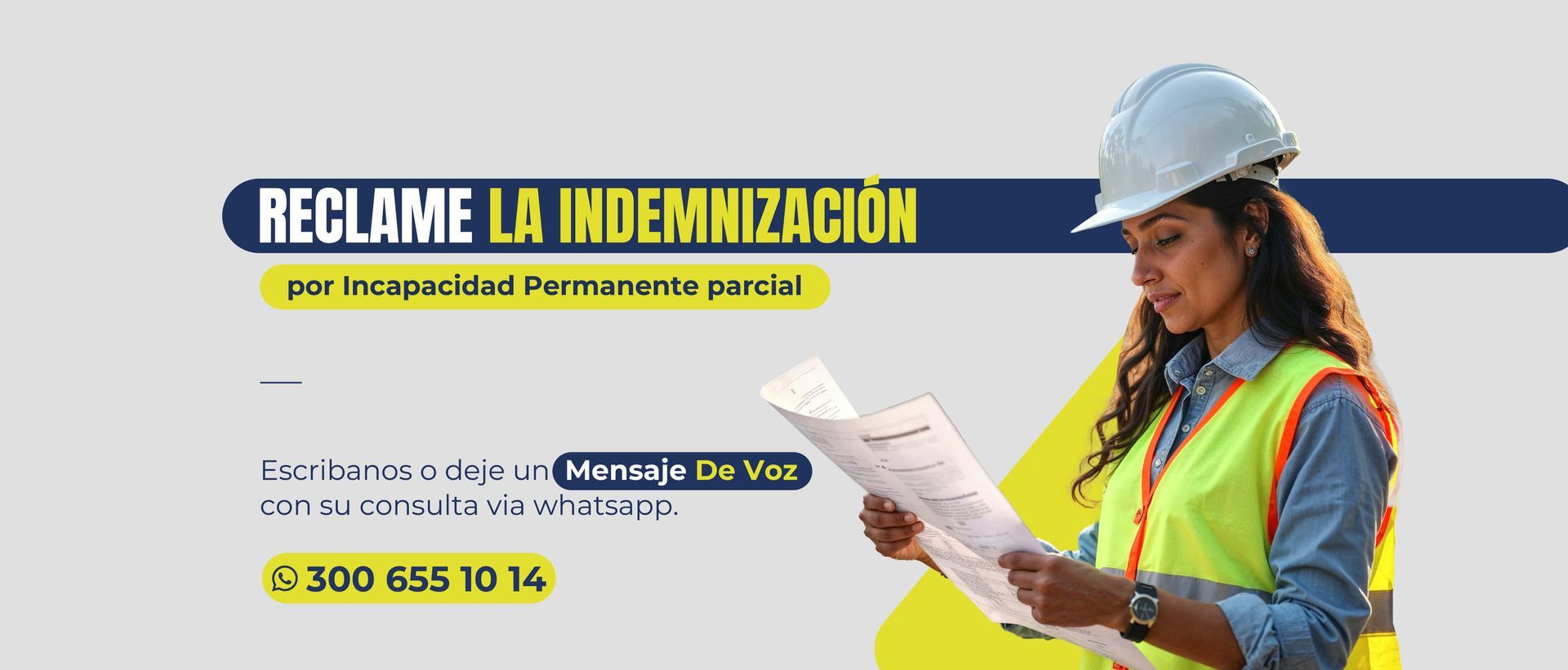 Una mujer que lleva un casco y un chaleco de seguridad sostiene un trozo de papel.
