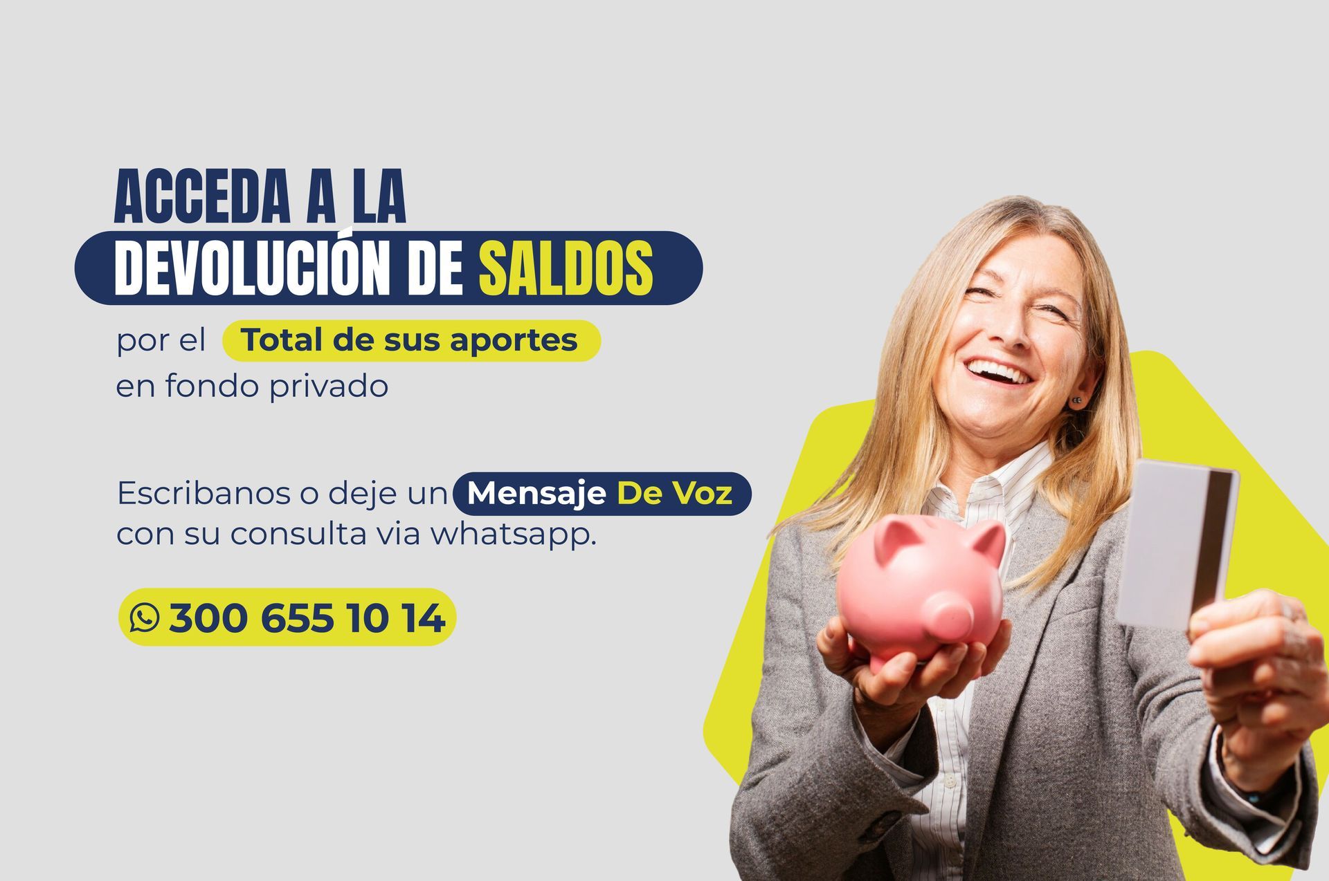 Una mujer sostiene una alcancía y una tarjeta de crédito.