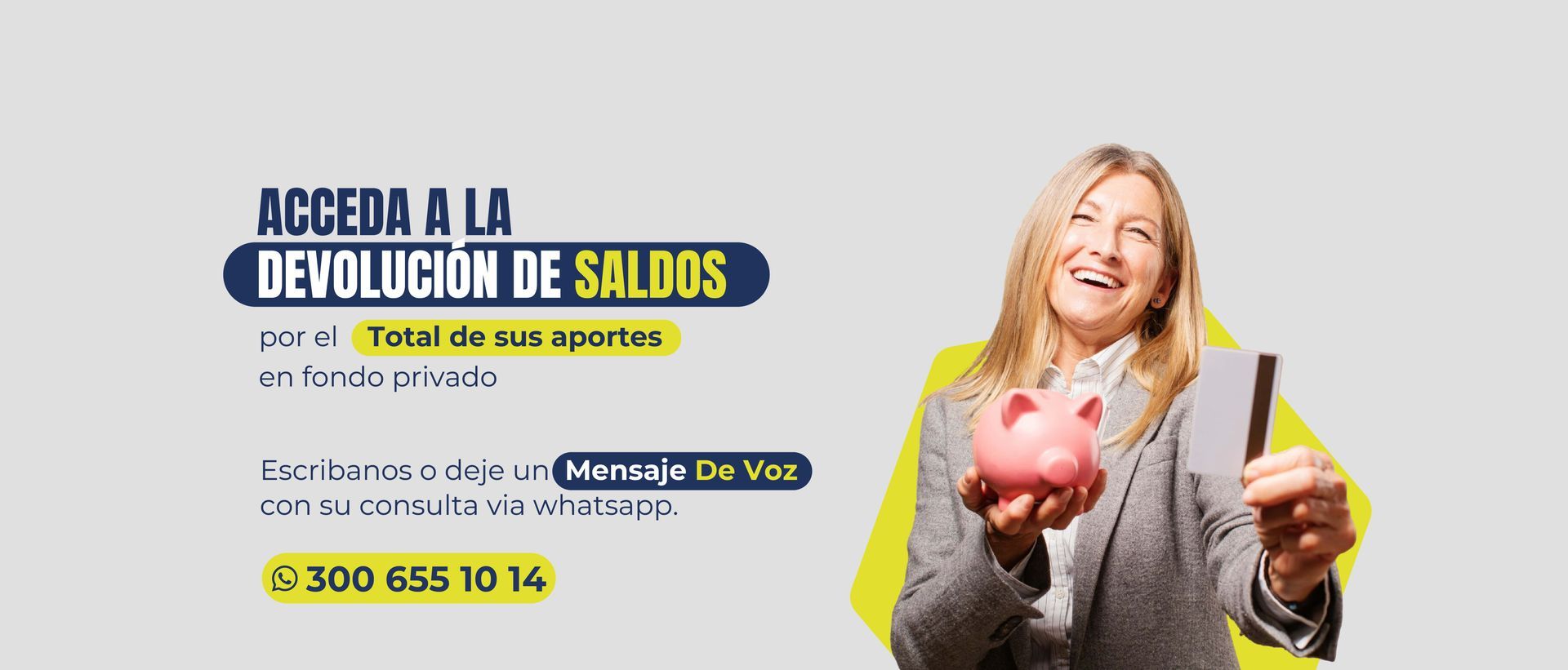 Una mujer sostiene una alcancía y un teléfono celular.