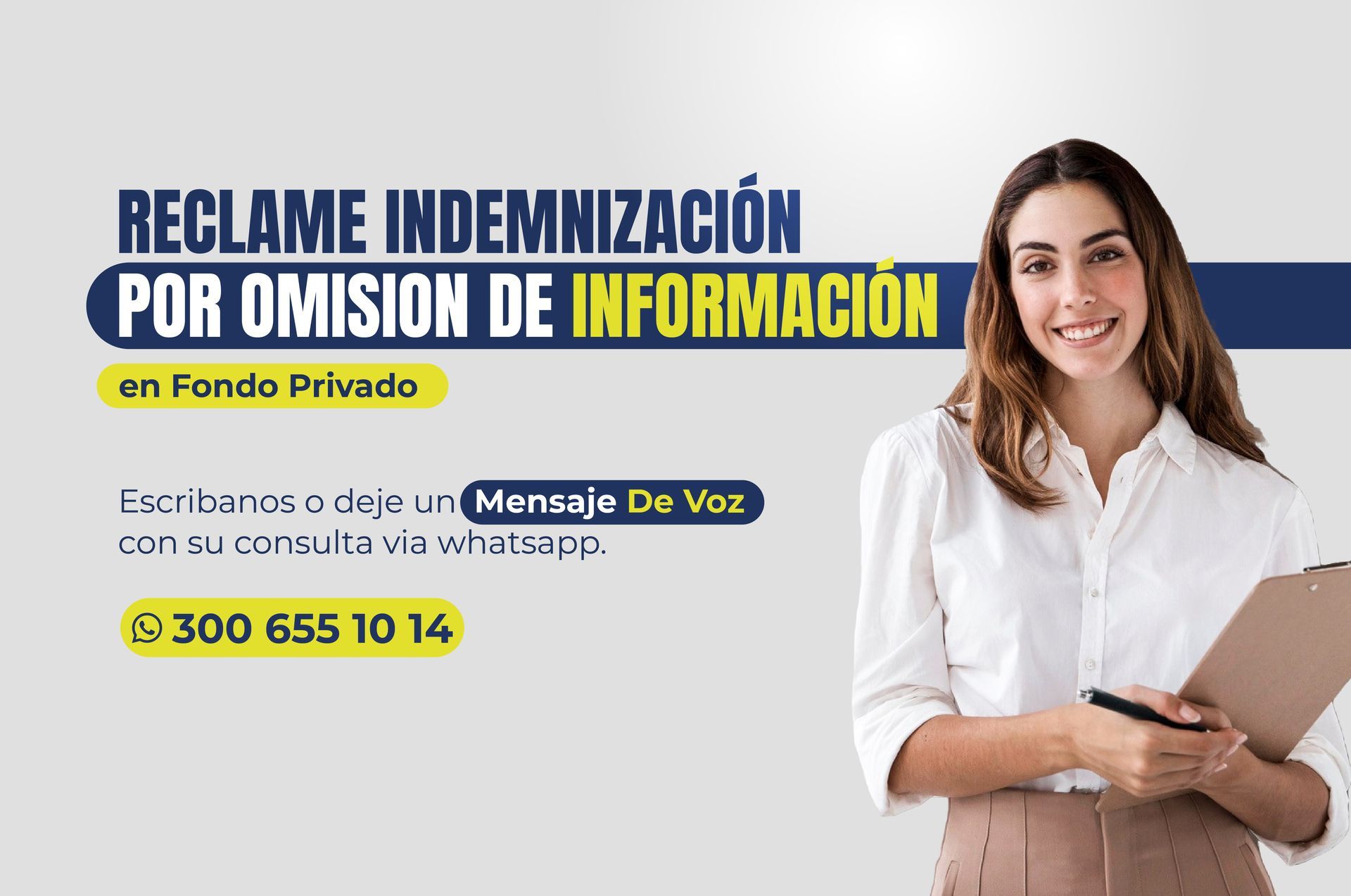 Una mujer sostiene un portapapeles y sonríe.