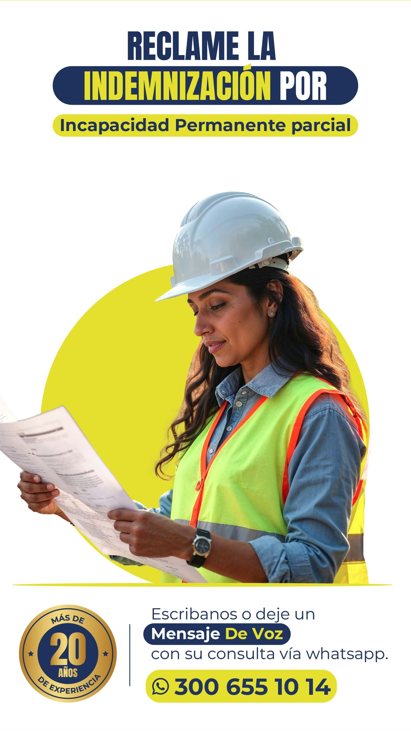 Una mujer que lleva un casco y un chaleco de seguridad mira un trozo de papel.