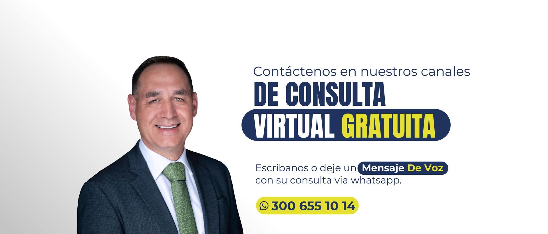 Un hombre con traje y corbata está parado frente a un cartel que dice de consulta virtual gratuita