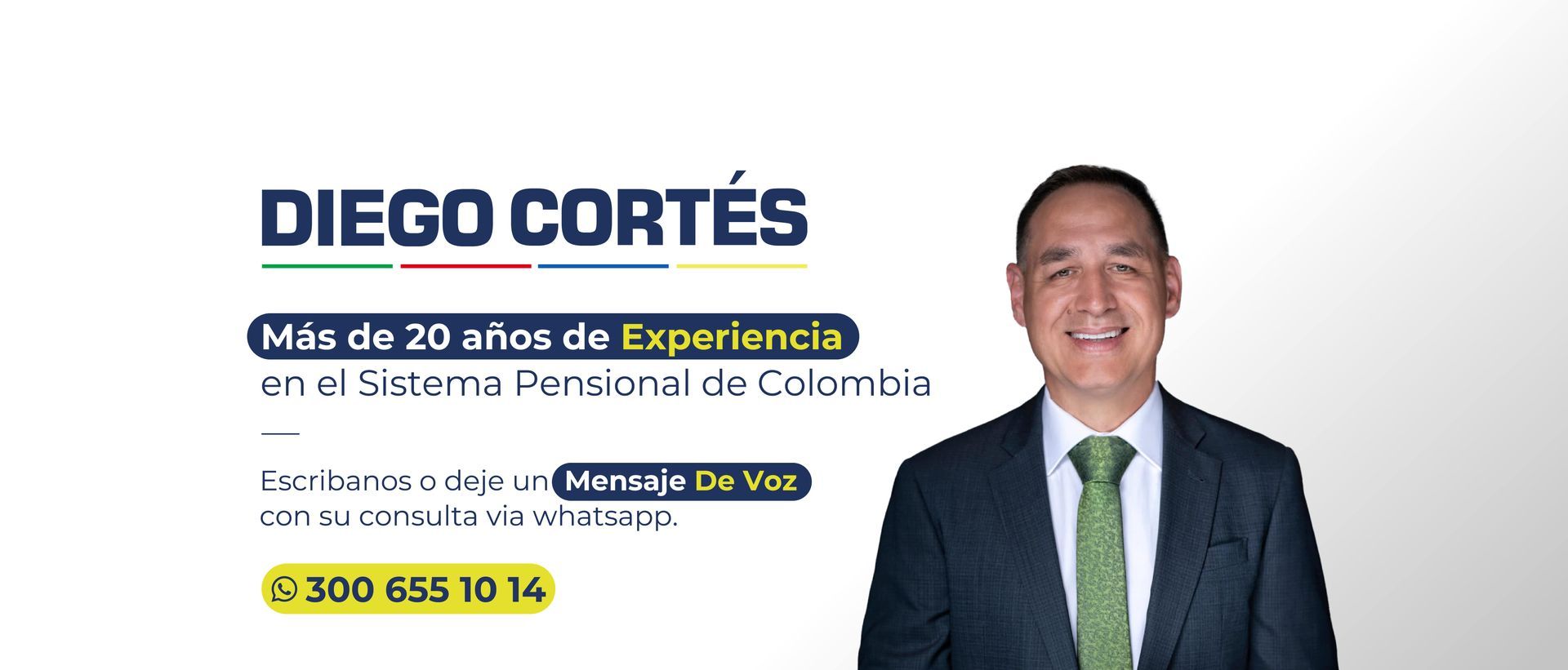Un hombre con traje y corbata está de pie frente a un fondo blanco.