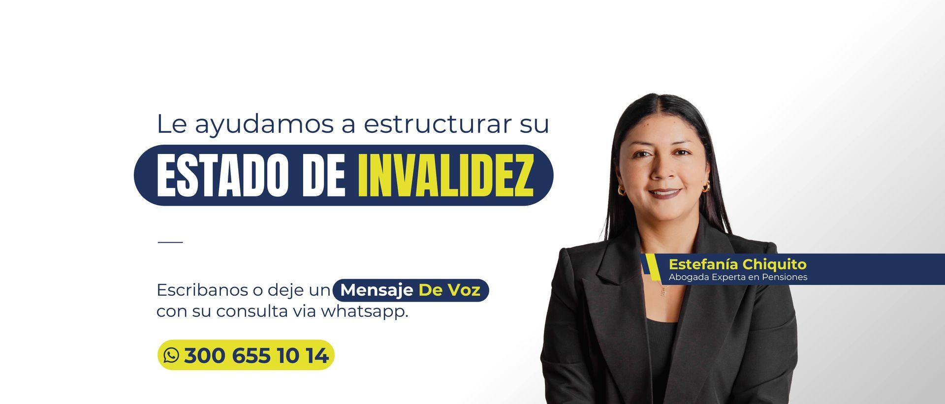 Una mujer está parada frente a un cartel que dice estado de invalidez