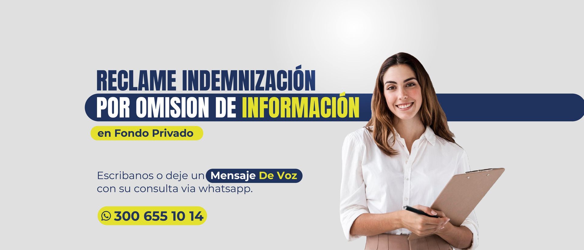 Una mujer sostiene un portapapeles y sonríe.