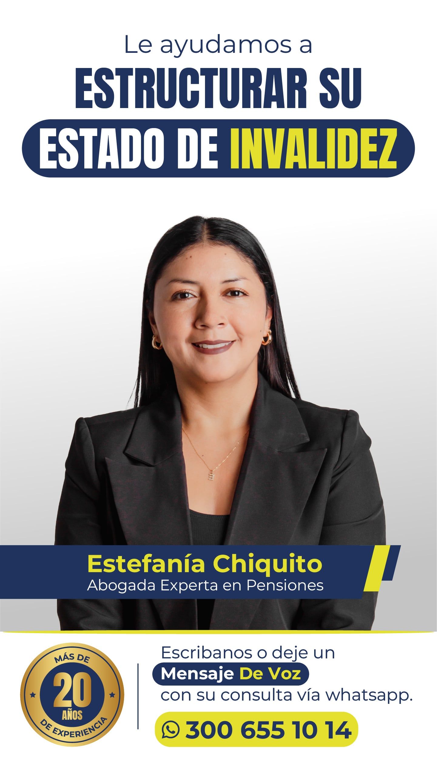 A woman in a suit is standing in front of a sign that says lo ayudamos a estructurar su estado de invalidez
