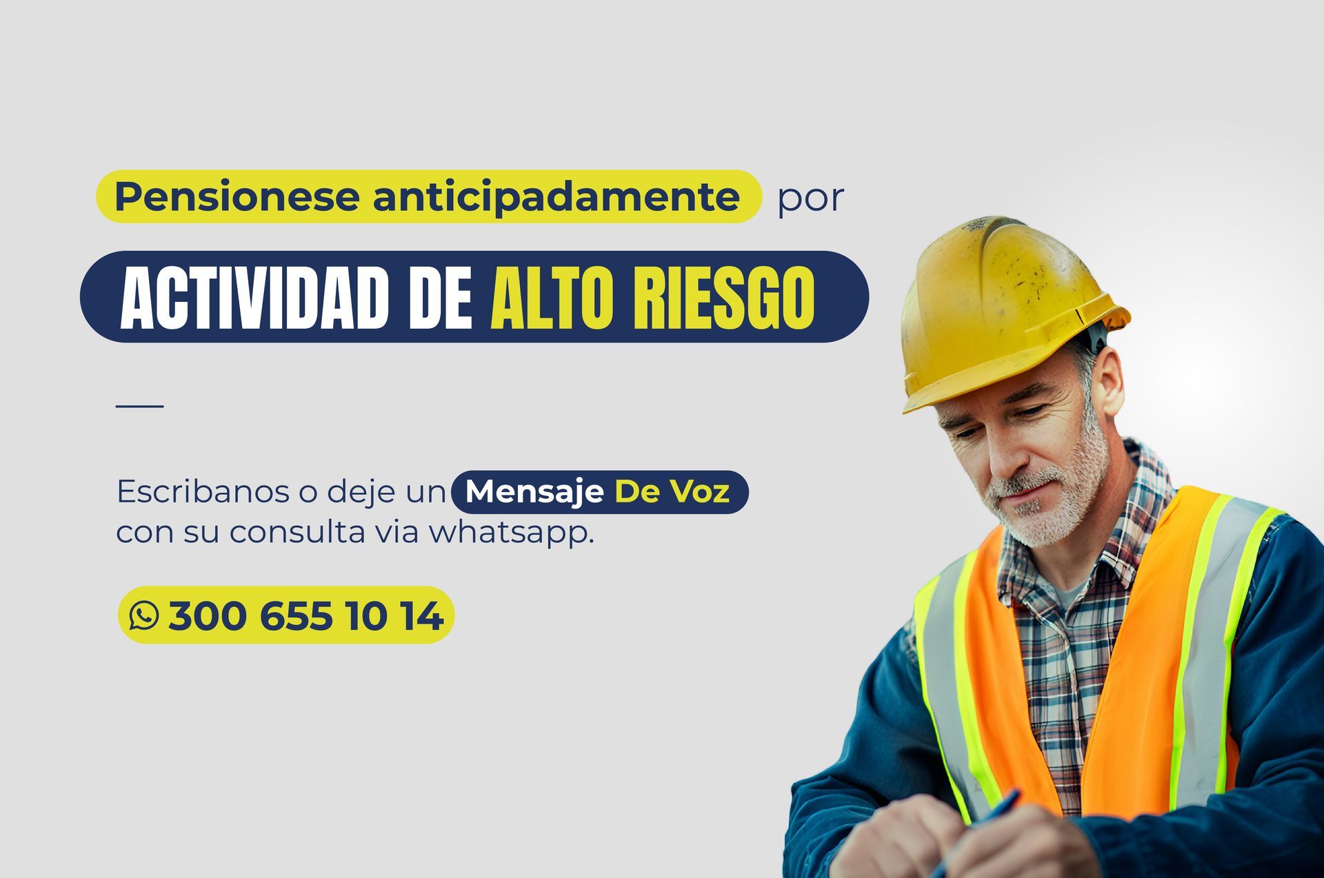 Un hombre que lleva casco y chaleco de seguridad está escribiendo en un trozo de papel.
