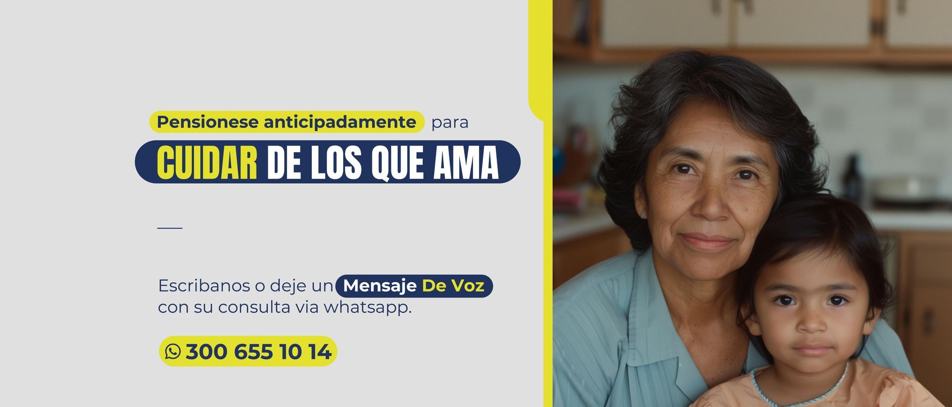 Una mujer sostiene a una niña en sus brazos.