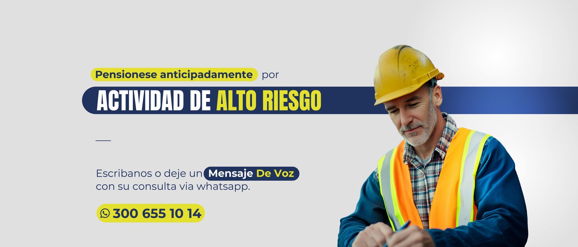 Un hombre que lleva casco y chaleco de seguridad está escribiendo en un trozo de papel.