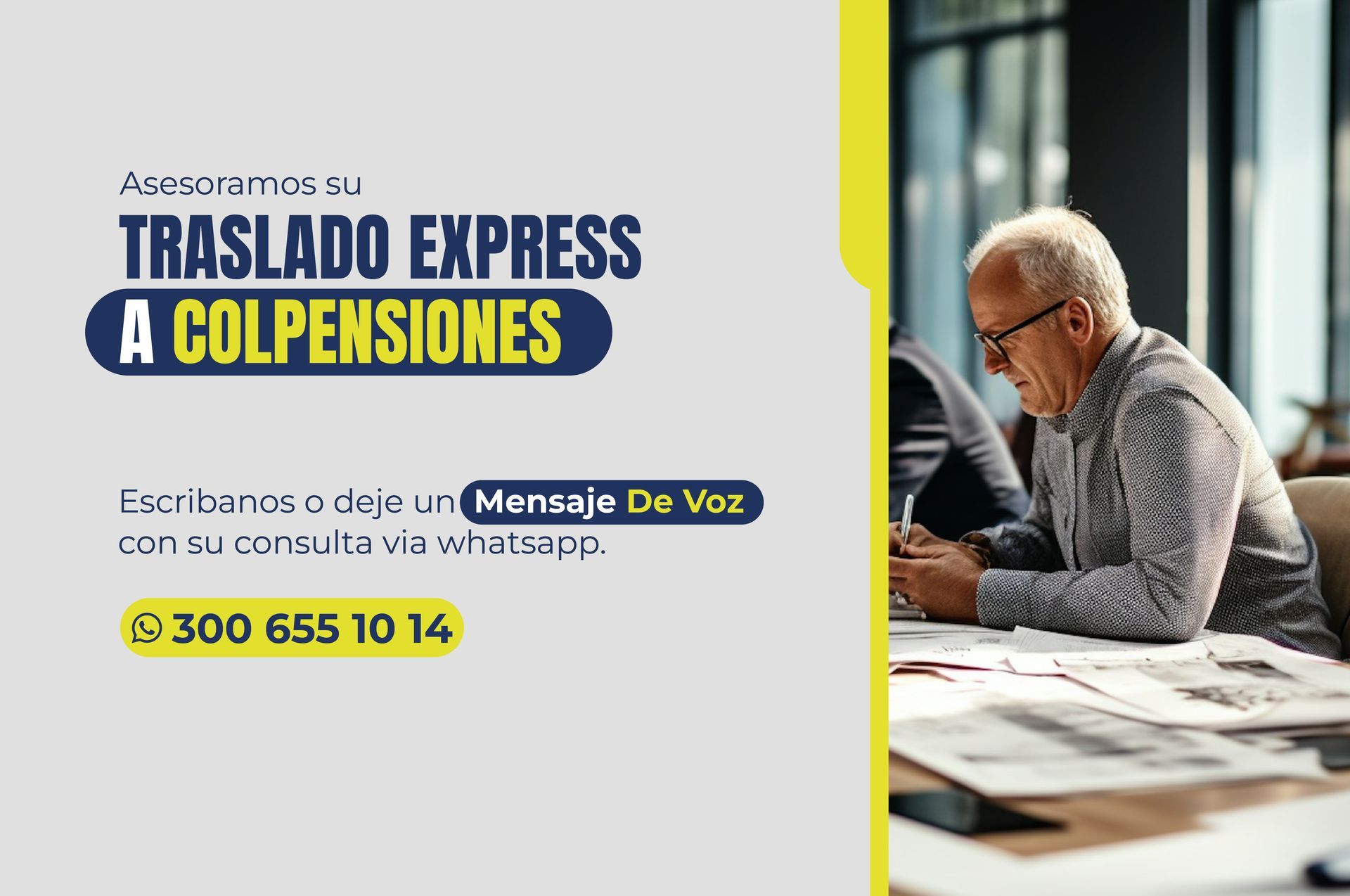Un hombre mayor está sentado en una mesa escribiendo en un trozo de papel.