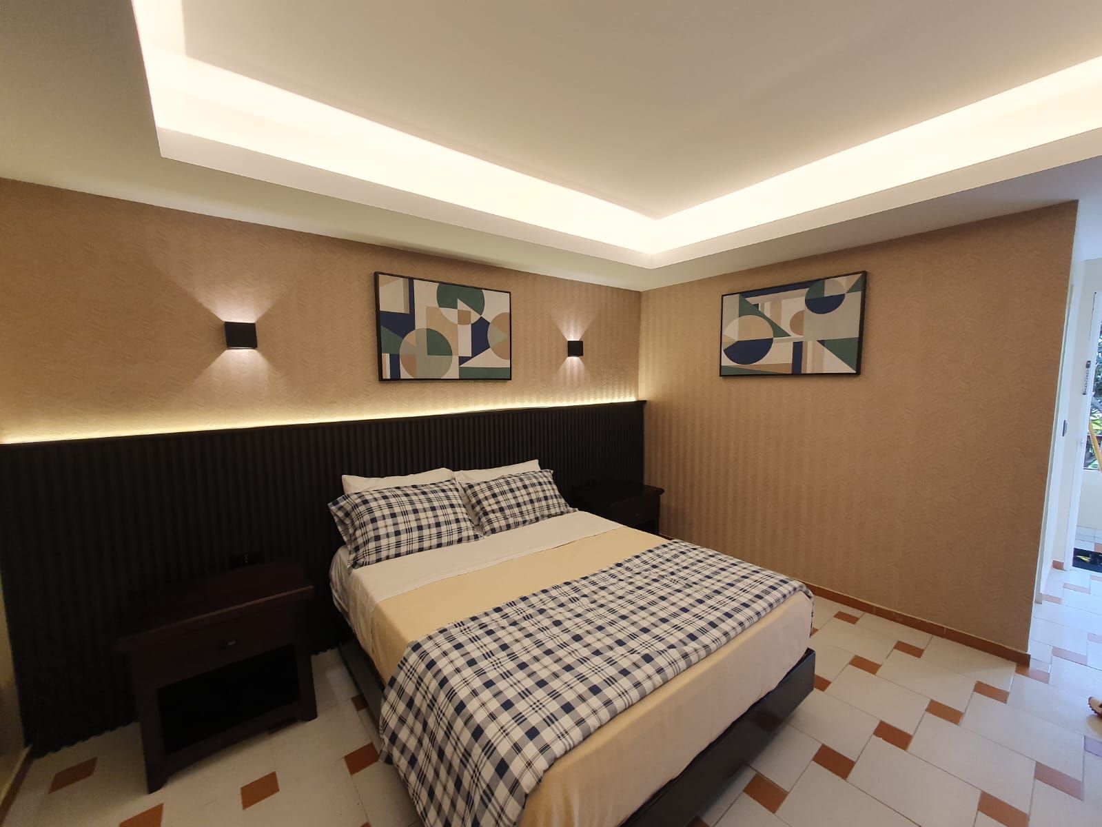 Hay una cama grande en el medio de la habitación.
