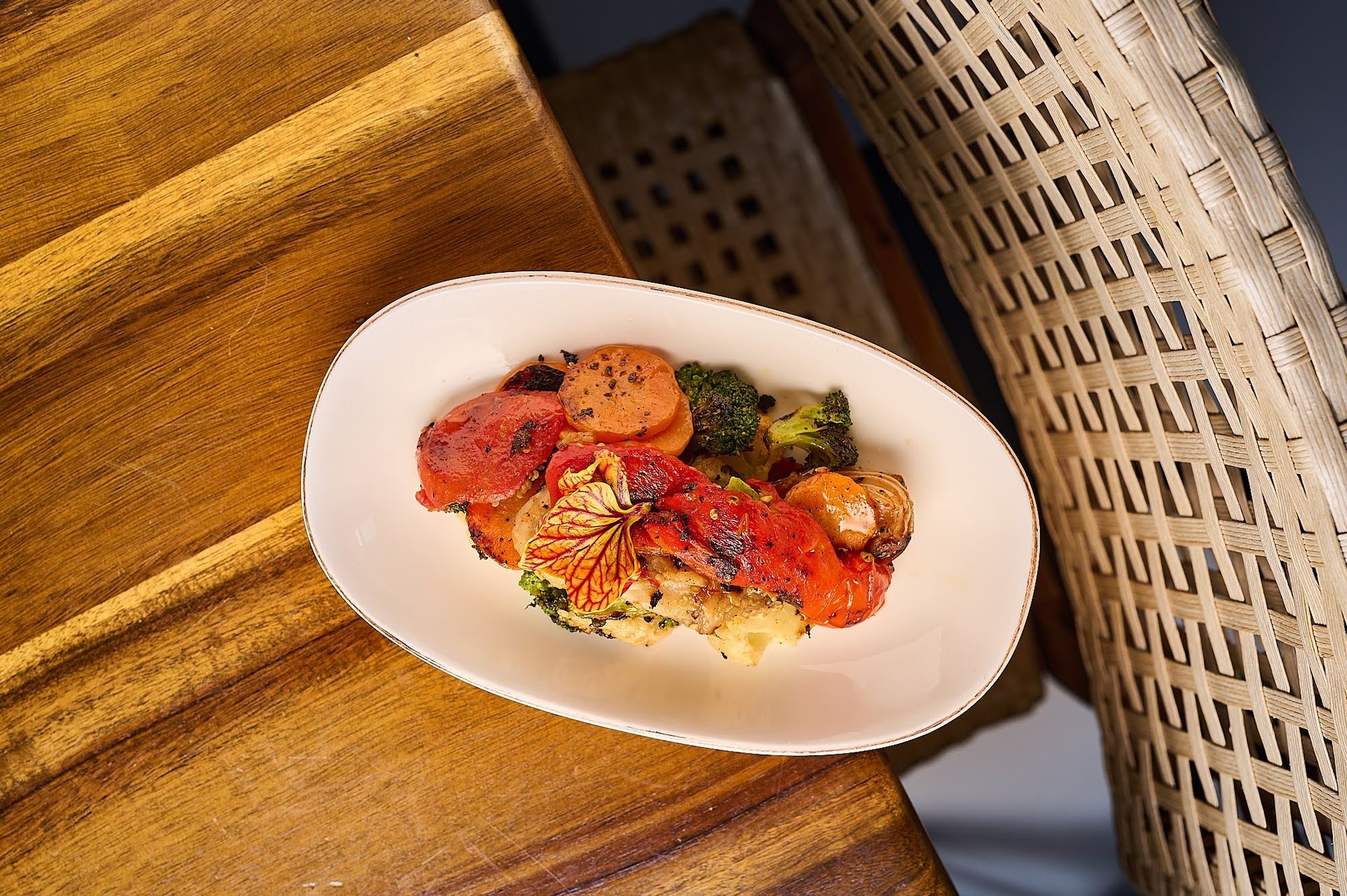 Un plato de comida está sobre una mesa de madera.