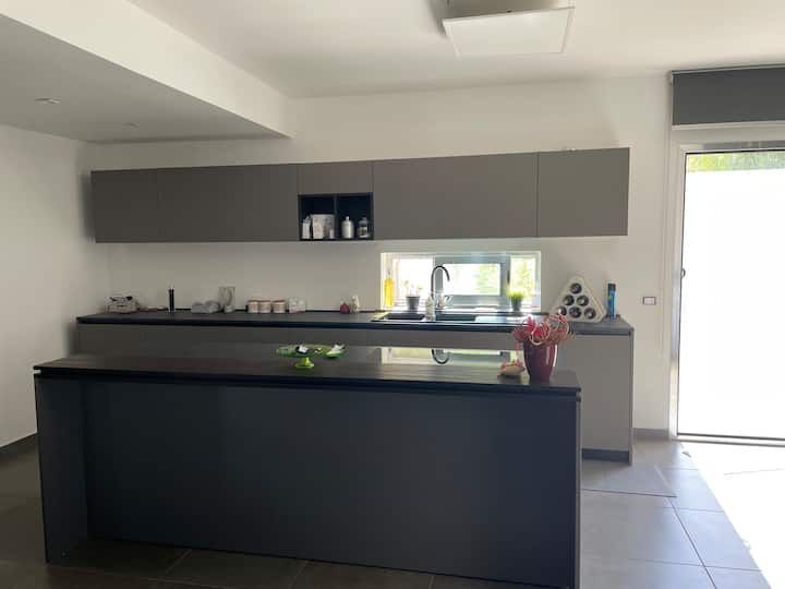 Una cucina con una grande isola al centro