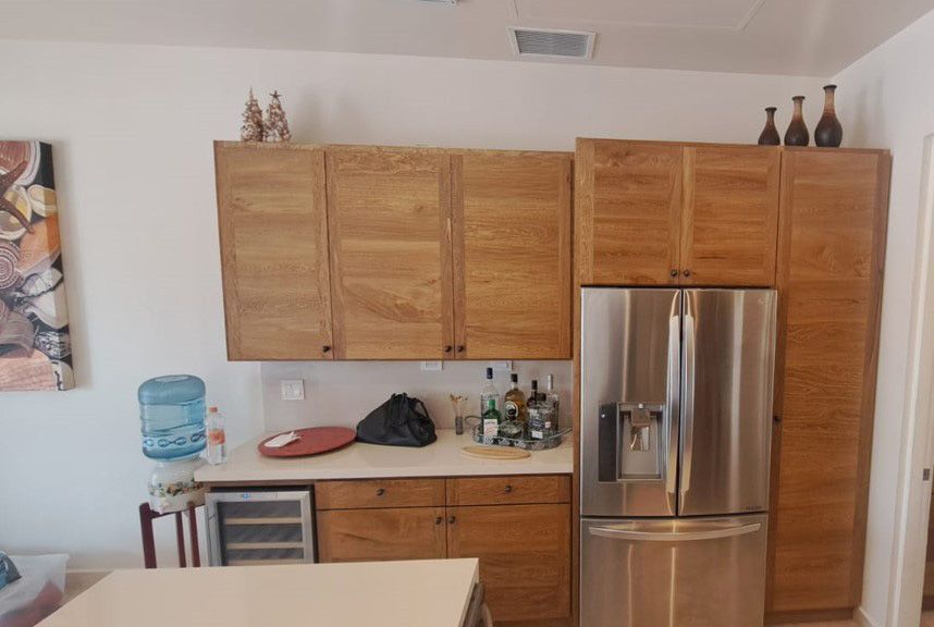 Una cocina con electrodomésticos de acero inoxidable y gabinetes de madera