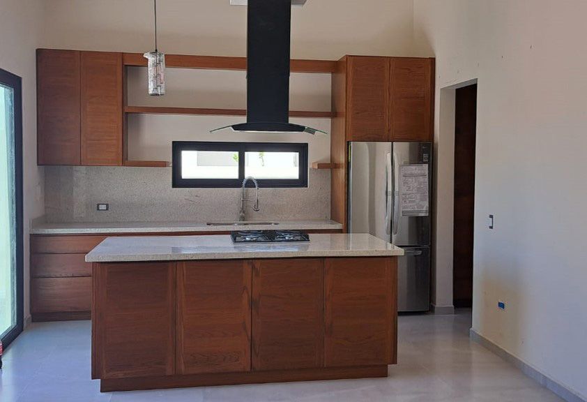 Una cocina con electrodomésticos de acero inoxidable y gabinetes de madera