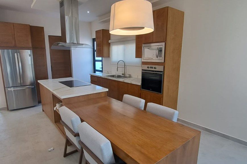 Una cocina con mesa y sillas