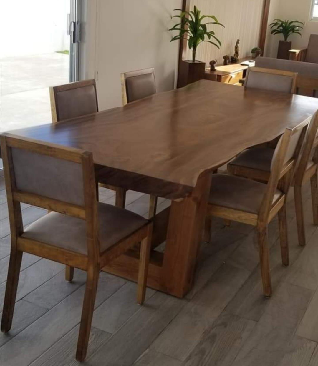Una mesa de comedor de madera con sillas en una habitación