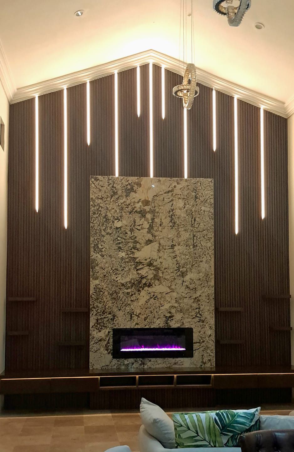 Un salón con chimenea y un sofá.