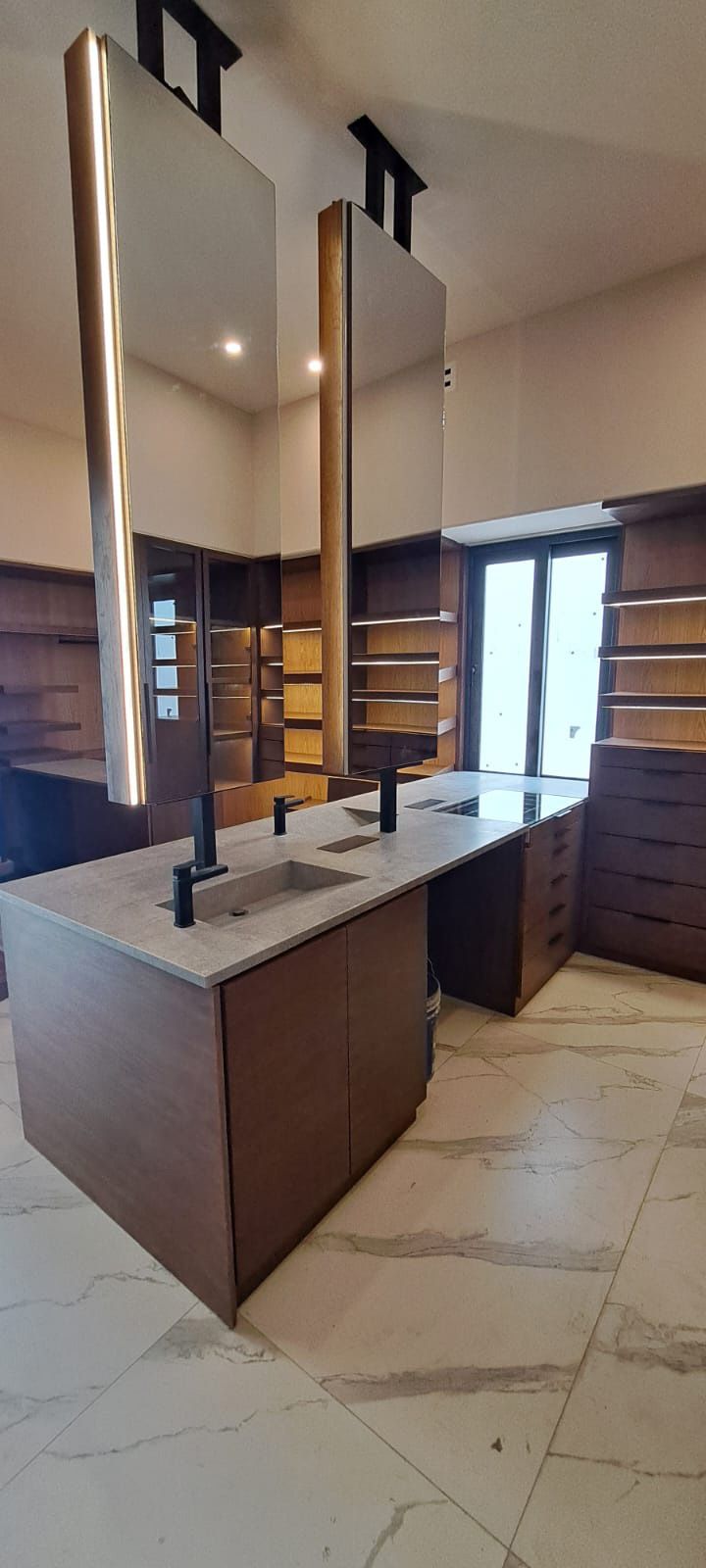 Un baño con dos lavabos y un gran espejo.