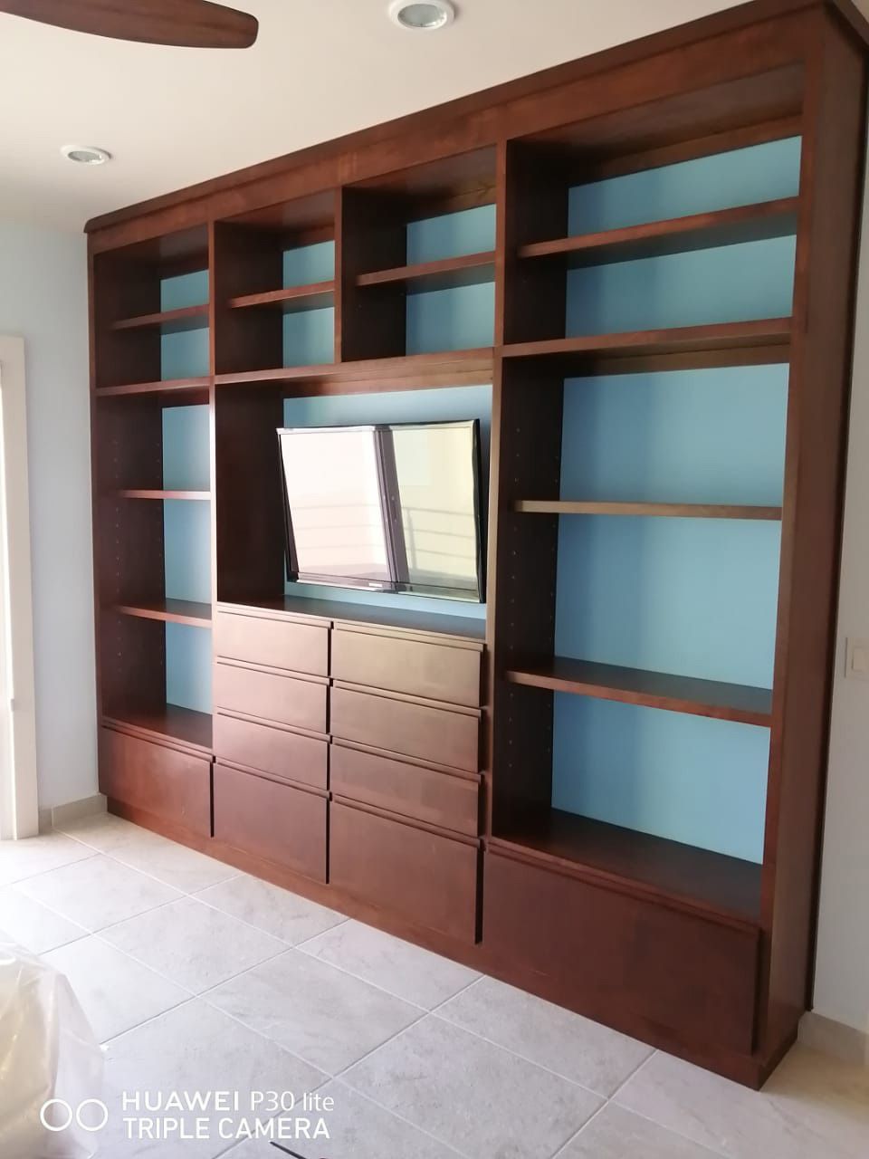 Una foto de una estantería tomada con un huawei p30 pro