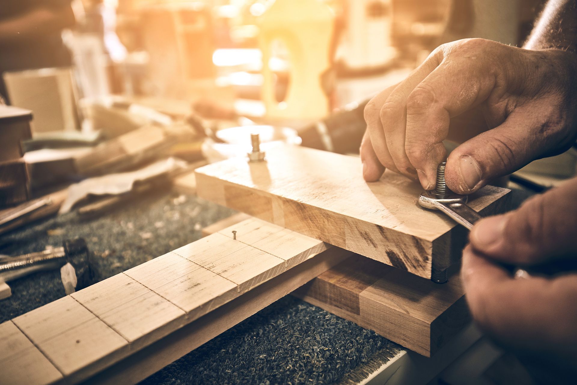 Un hombre está trabajando en un trozo de madera en un taller.