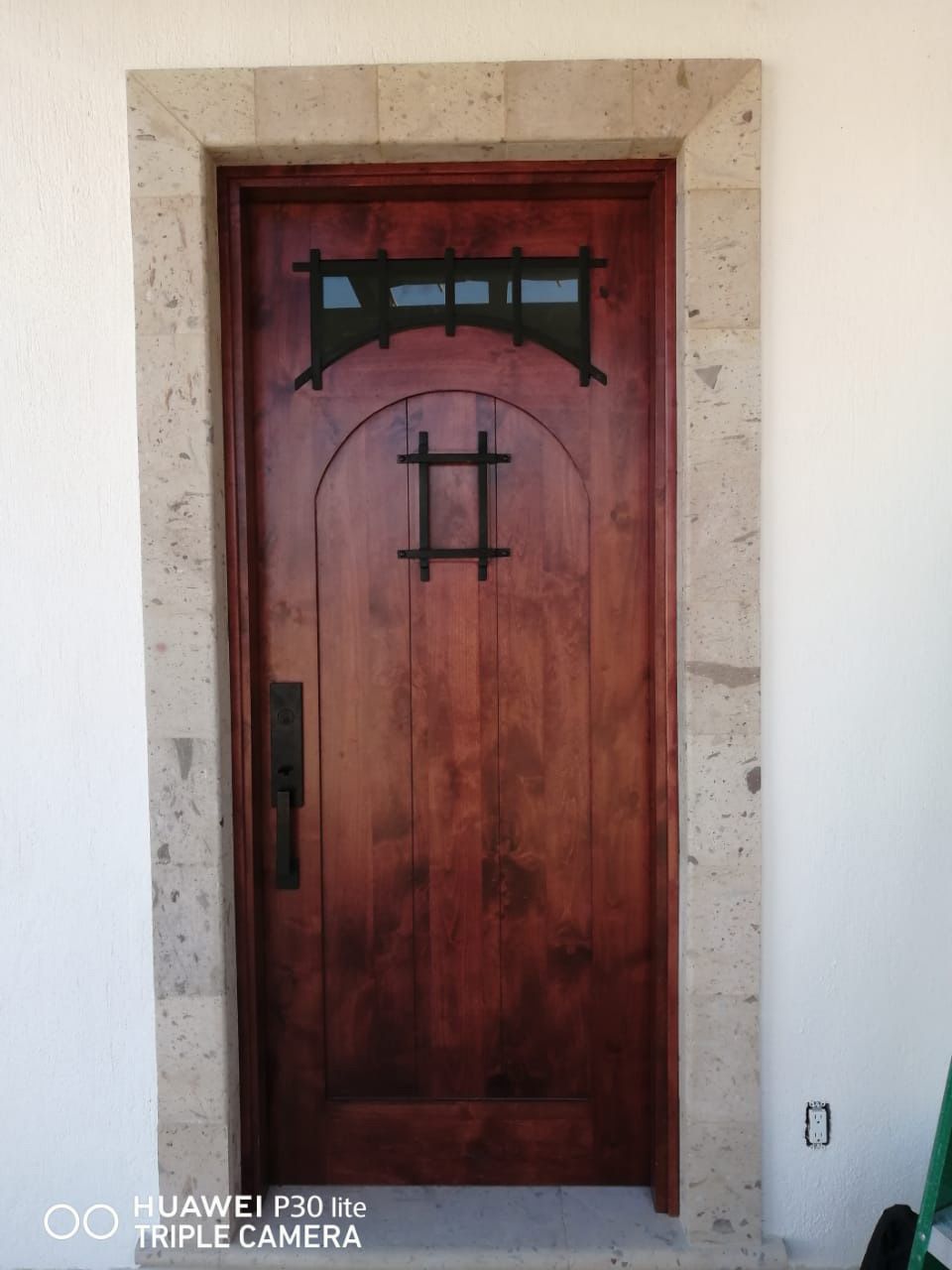 Una puerta de madera con un símbolo chino