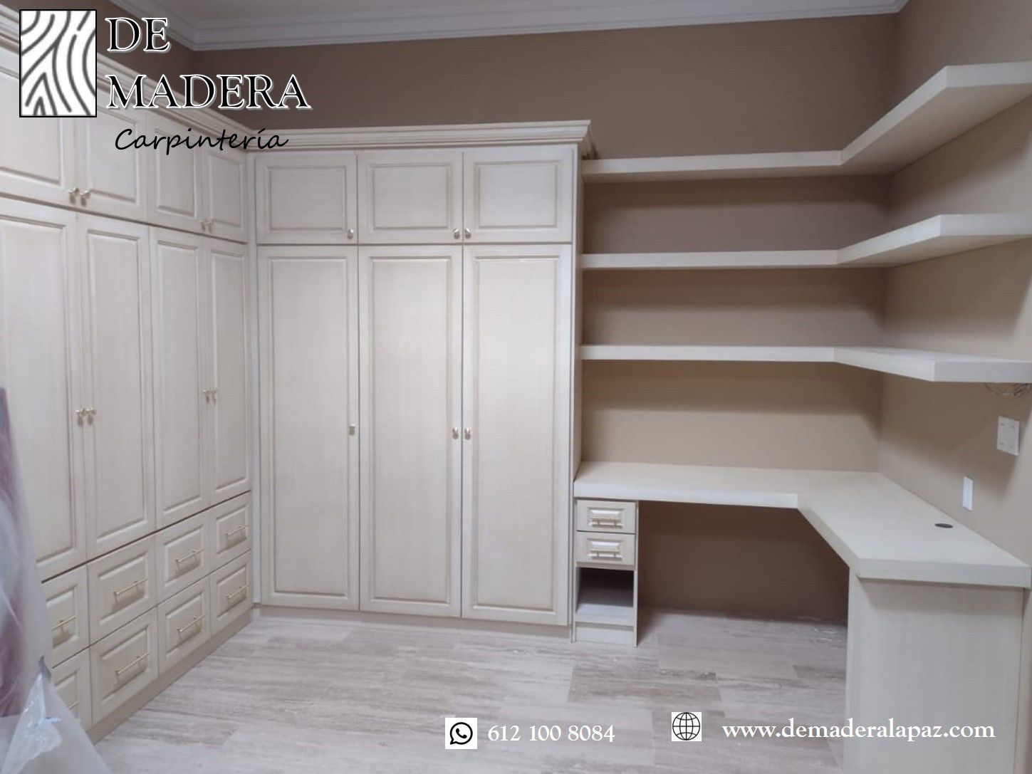 Una habitación con gabinetes y estantes blancos y un escritorio