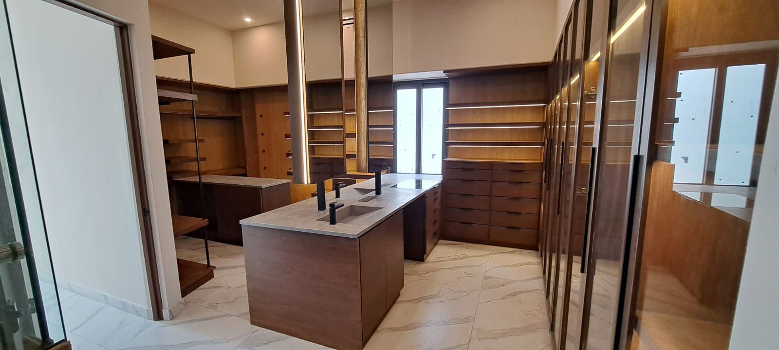 Un vestidor con una gran isla en el medio.