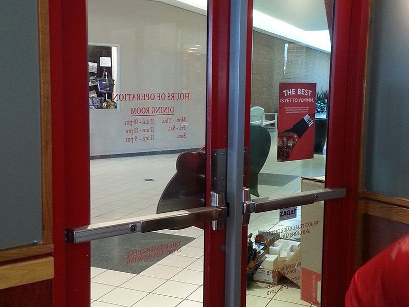 Red Robin center key removable mullion  - Interior glass replacement in Fort Wayne, IN