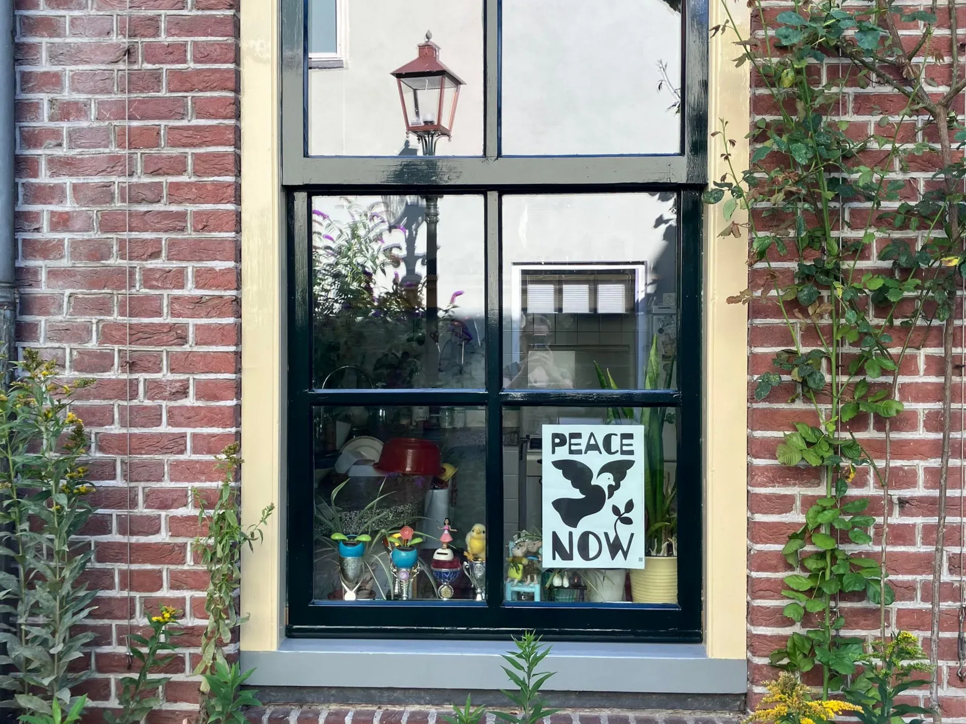 Planken met decoraties, waaronder lantaarns, een sjaal en een fles. Neutrale achtergrond.