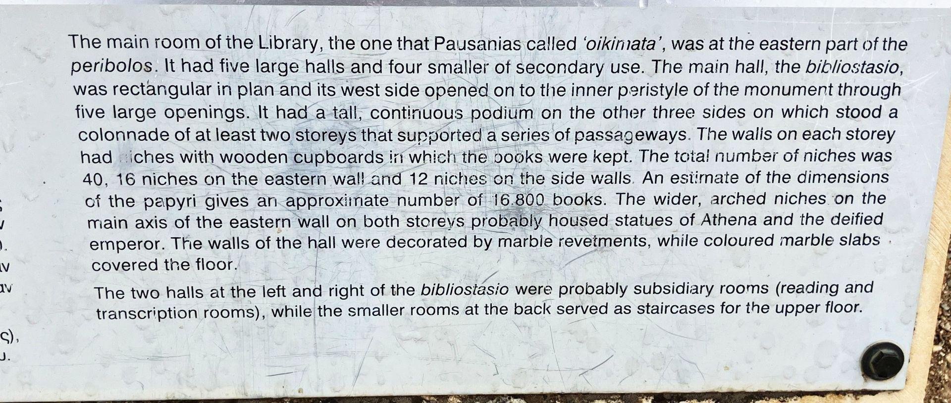 Foto van de tekst die te vinden is bij de restanten van de Hadrianus bibliotheek, zoals op de vorige foto. 