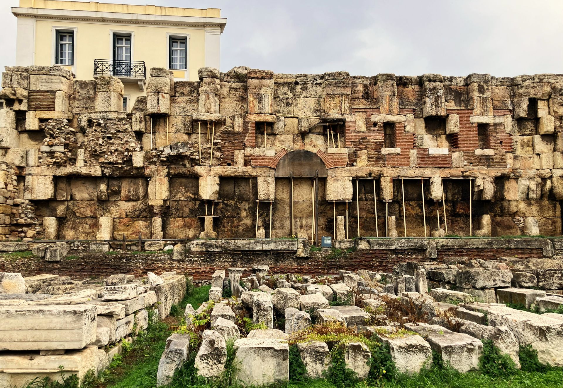 Foto van ruïne van de Hadrianus Bibliotheek; van de plek waar ruim 16.000 boeken zouden hebben gestaan.