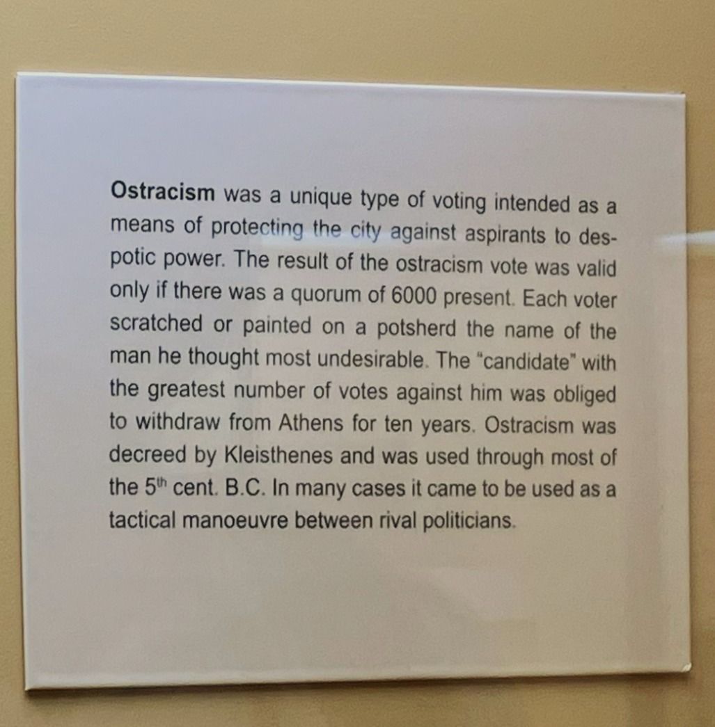 Foto van de tekst in het museum bij de Ancient Agora over Ostracisme.