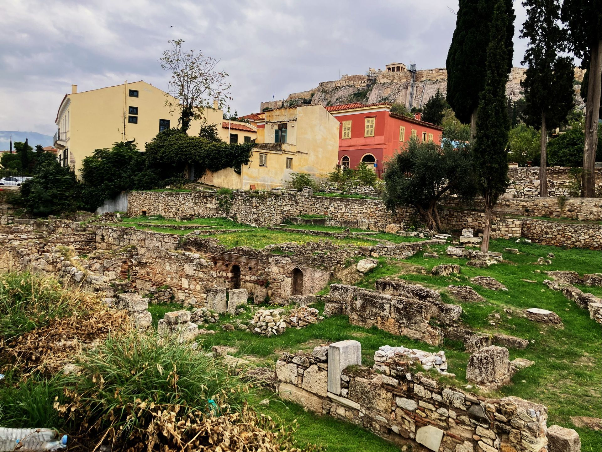 Foto van de restanten van de Pantainos Bibliotheek in Athene met op de achtergrond de Acropolis. 