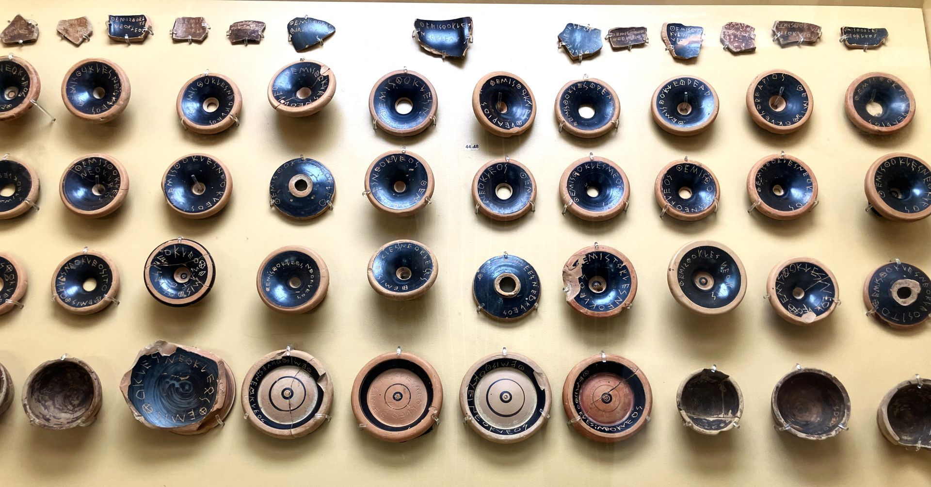 Foto van keramieken 'stembiljetten' gebruikt voor ostracisme, museum bij Ancient Agora, Athene.