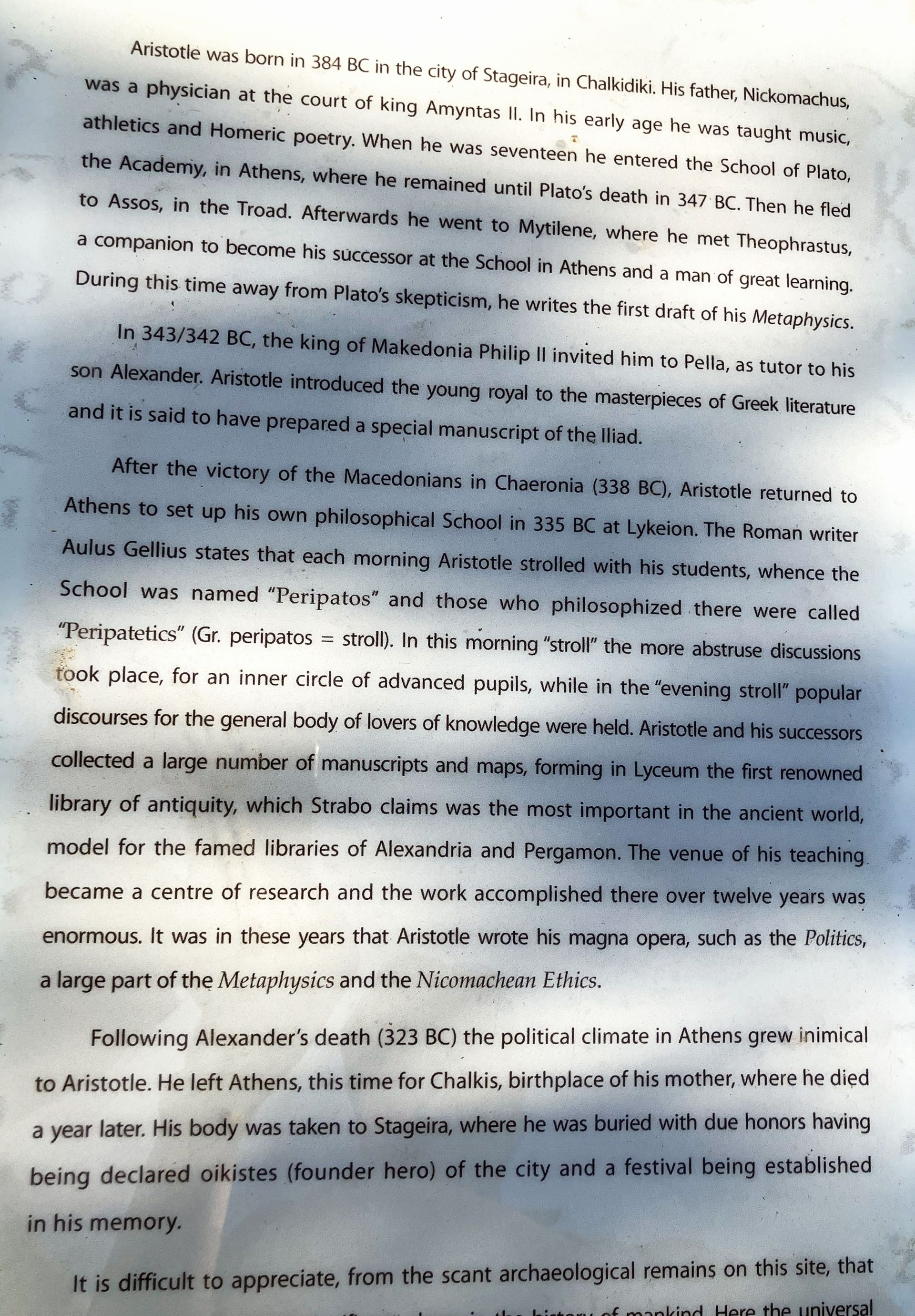 Foto van Engelse tekst bij de opgravingen van het Lykeion, eerste deel. 